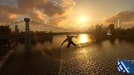 Screenshot aus Marvel's Spider-Man 2 zeigt Peter Parker, der mit Netzflügeln über den East River fliegt.