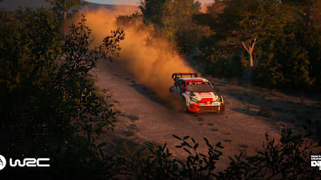 Captura de pantalla de EA Sports WRC muestra el Toyota Yaris en una pista de grava en el bosque.