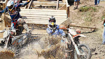 Los competidores se estrellan contra una piscina de barro en el último obstáculo del Red Bull Romaniacs 2016 en Sibiu, Rumania, el 16 de julio de 2016.