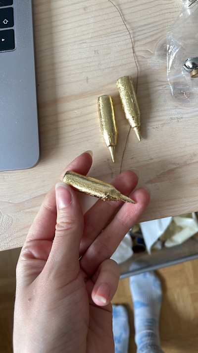Bullet-Knöpfe aus Fimo-Knetmasse, veredelt mit Bastel-Blattgold.
