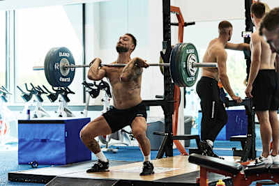 Олимпийский конькобежец Кьелд Нуис тренируется с интенсивным отягощением в тренажерном зале при поддержке Red Bull в Херенвене, Нидерланды, 11 июля 2025 года