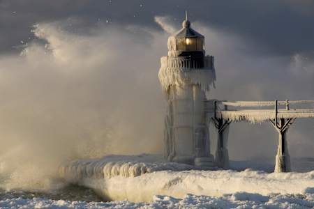Ein Wintersturm über dem Leuchtturm von St. Joseph in Michigan, USA.