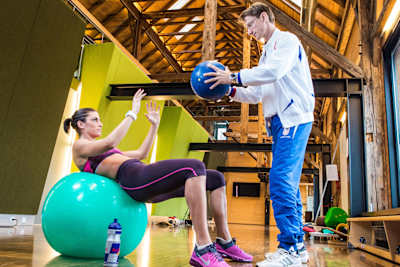 Ivana Spanovic si allena con la palla medica al Red Bull Diagnostics and Training Center