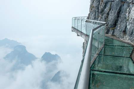 Стеклянная тропа страха на горе Тяньмень в Китае