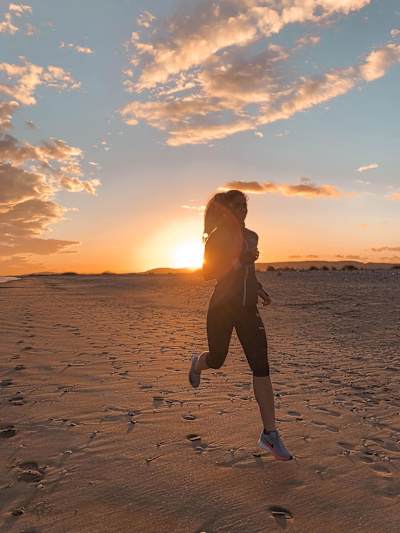 Anne Dubndidu lors d'une séance de running sur la plage avant le marathon de Los Angeles.