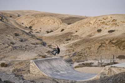 Antony Lopez switch frontside flip en una pequeña rampa en el desierto, Namibia.