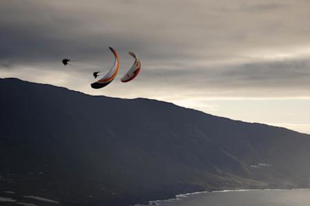 Paragliding is best with friends