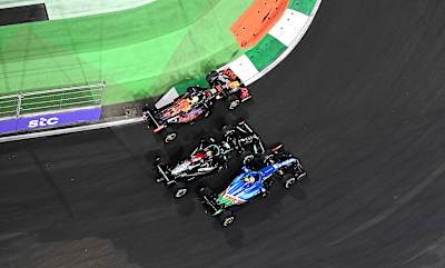 Widok z góry na tor F1 w Arabii Saudyjskiej, pierwszy z lewej bolid Red Bulla Maxa Verstappena