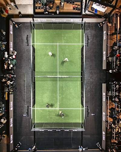 Toma aérea de la pista de pádel en la Reserve Cup de Miami, EE.UU.