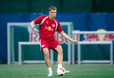 Maxime Estève spielt im Training von RB Leipzig einen Pass.