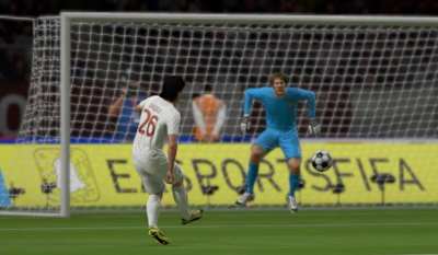 Captura de pantalla de una animación de falta en FIFA 19.