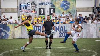 Los equipos de Brasil e Italia durante la final mundial de Neymar Jr’s Five en Praia Grande, Brasil, el 21 de julio de 2018.