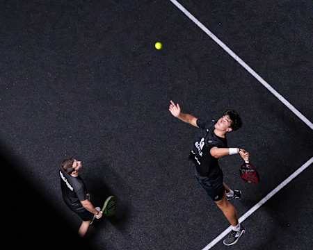 Pablo Cardona und Lucas Bergamini treten beim Betclic Bordeaux Premier Padel P2 in Bordeaux, Frankreich, am 14. Juni 2024 an.