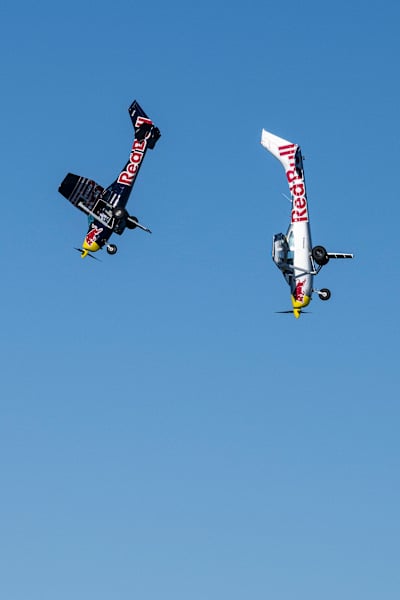 Los dos aviones cayendo en picado durante un test en San Luis Obispo, California. 