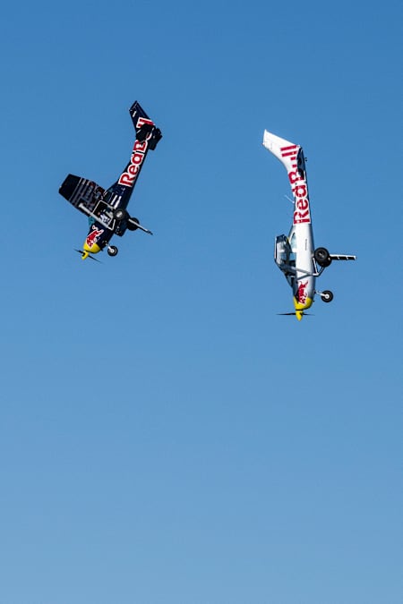 Los dos aviones cayendo en picado durante un test en San Luis Obispo, California. 