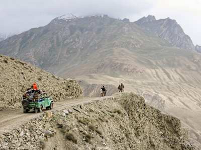David Lama et son équipe en camion dans la montagne