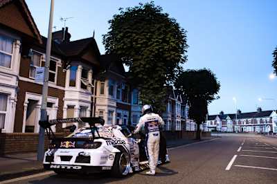 Mad Mike gets ready to shred