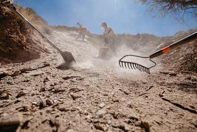 Dillon Lemarr, Brock Crouch und Michelle Parker arbeiten an der Line von Red Bull Formation 2021 in Virgin, Utah, USA.