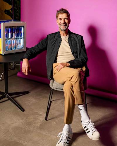 Jürgen Klopp, Red Bull'un Küresel Futbol Başkanı olarak yeni görevini kutlamak üzere Almanya'da düzenlenen bir fotoğraf çekimi sırasında görüntülendi. 