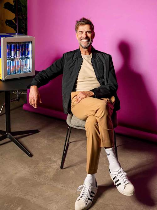 Jürgen Klopp, Red Bull'un Küresel Futbol Başkanı olarak yeni görevini kutlamak üzere Almanya'da düzenlenen bir fotoğraf çekimi sırasında görüntülendi. 