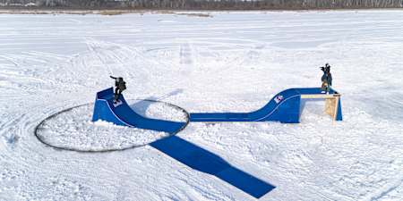 Ryan Decenzo zeigt beim Red Bull Project Carousel auf dem Coon Lake in East Bethel, Minnesota, USA, am 11. Februar 2025 einen Frontside-Smith-Stall. 