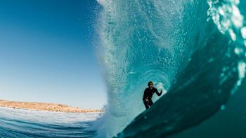 Surf en plein coeur d'un tube avec le surfeur Jacob Willcox dans le nord-ouest de l'Australie.