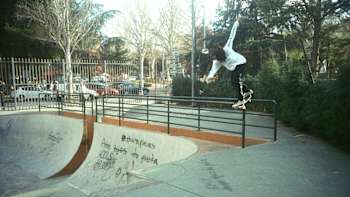 El skater británico Jordan Thackeray realiza un Back Lip sobre una barandilla.