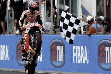 Marc Marquez festeggia la vittoria a Misano 2015 con un wheelie
