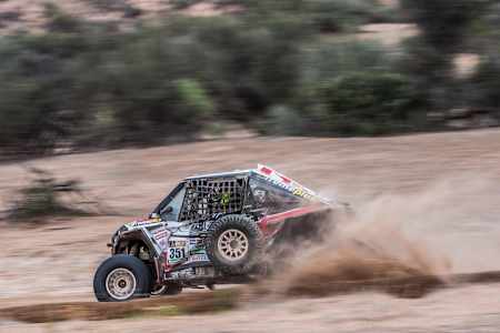 UTV da dupla brasileira acelerando no Dakar