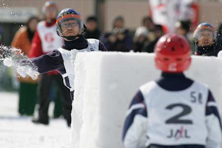Lotta con le palle di neve in Giappone