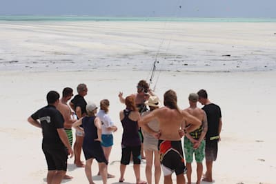 Luke Denny imparte clases de kitesurf en Zanzíbar.