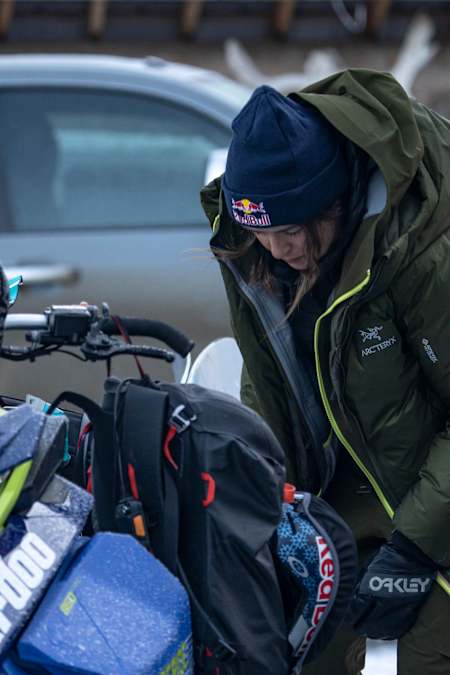 Tatum Monod emballant son équipement pour une journée dans le backcountry