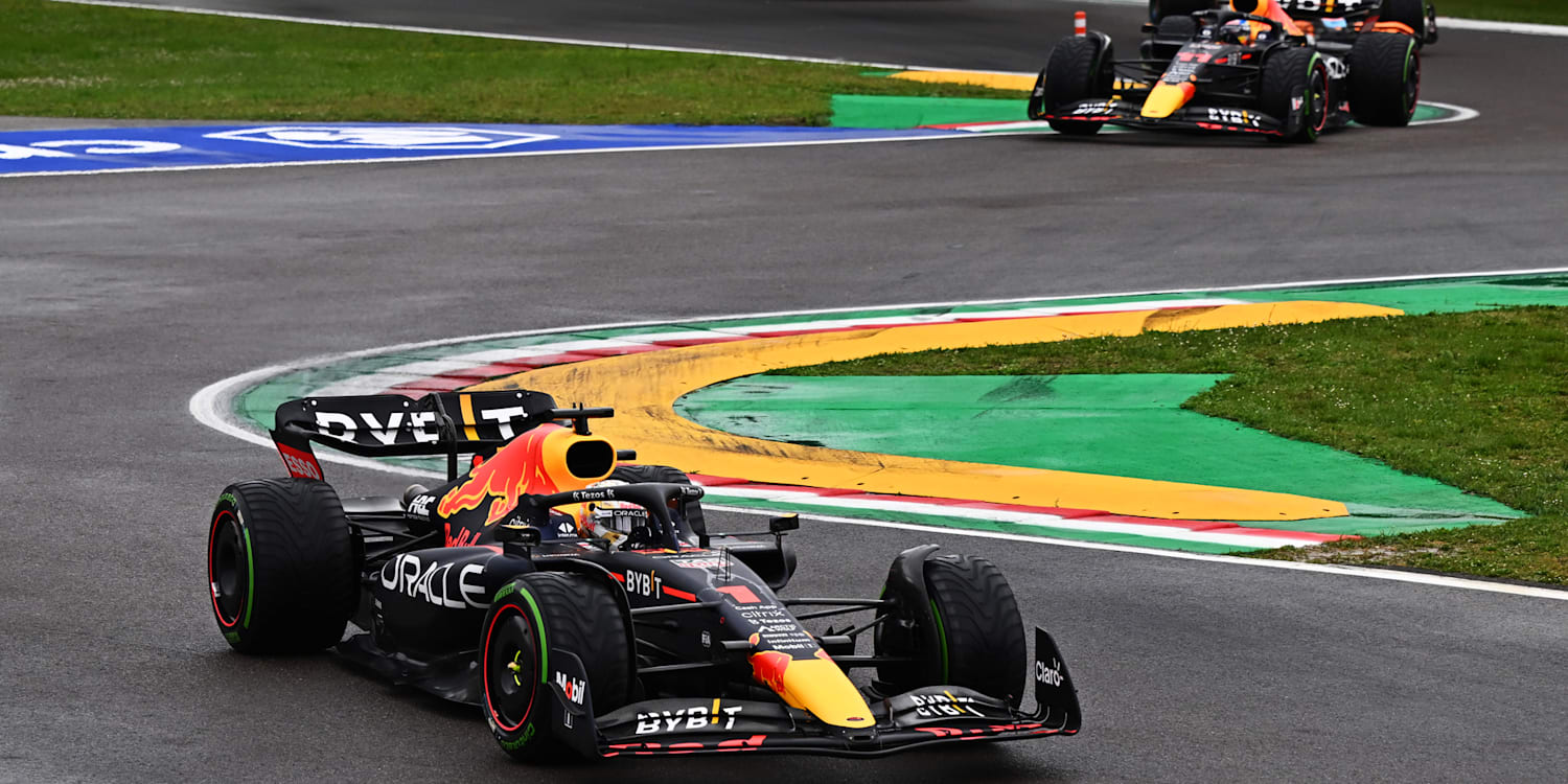 Verstappen ve Perez ilk virajı ilk iki sırada dönmeyi başardı.