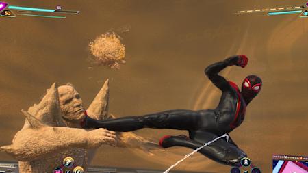 Screenshot aus Marvel's Spider-Man 2 zeigt Miles Morales im Kampf mit einem Sandgegner.