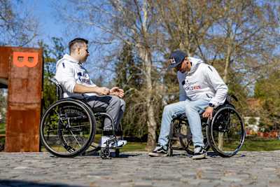 Parastrelec Radko Malenovský spolu s kajakárom Jakubom Grigarom pri nakrúcaní pre charitatívny beh Wings for Life World Run, apríl 2026, Bratislava.