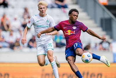 Loïs Openda von RB Leipzig setzt zum Volleyschuss an.