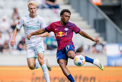 Loïs Openda von RB Leipzig setzt zum Volleyschuss an.
