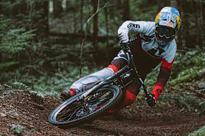 Le jeune rider canadien Finn Iles dans un virage