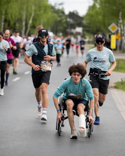 Na wózku - Janek Grzegorzewski, po prawej - Andrzej Bargiel