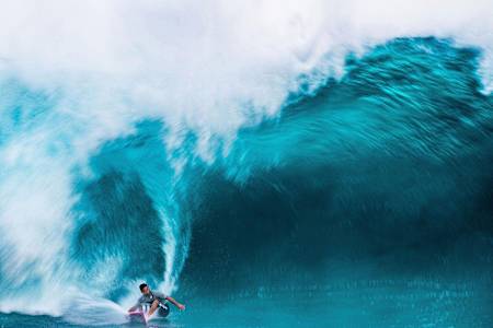 Michel Bourez digs in at Pipeline