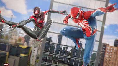 Screenshot aus Marvel's Spider-Man 2 zeigt Miles Morales und Peter Parker, die vor einem Hochhaus durch Manhattan schwingen.
