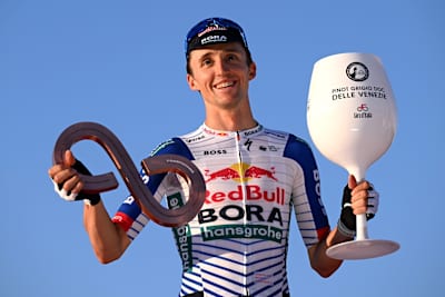 Jai Hindley de Red Bull BORA hansgrohe termine le Giro d'Italia 2026 sur le podium.