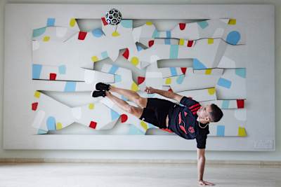 Javi Sanz réalise un trick en foot freestyle.