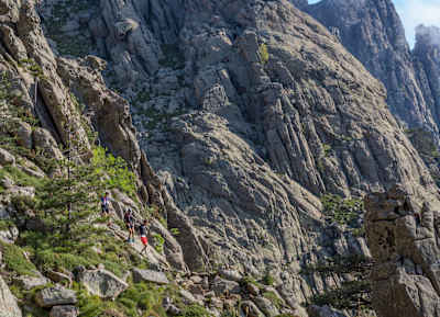Francois D'Haene en acción durante su récord de running GR20 en Córcega.