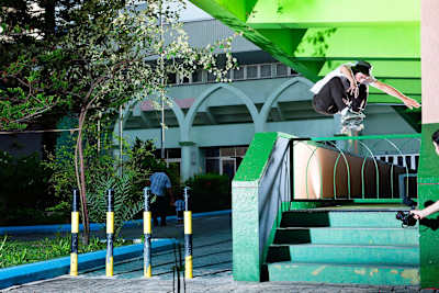 Nick Boserio salta sobre unas escaleras en Malé, las Maldivas.