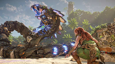 Captura de pantalla de Horizon Forbidden West muestra a la heroína escondiéndose de la serpiente con dientes de murciélago. 
