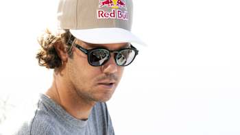 Surfer wachst sein Surfbrett