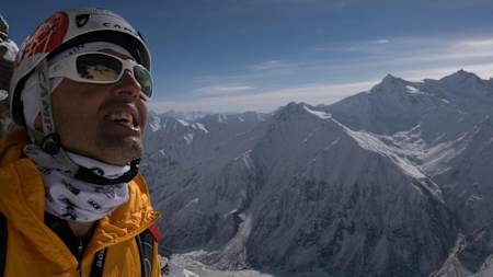 Simone Moro si gode la vista dalla cima del Nanga Parbat