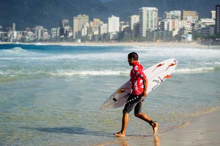 Adriano de Souza se prepara para o surfe