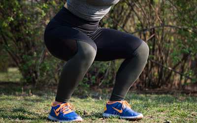Agachamento é um item básico do treino de força para o peso corporal